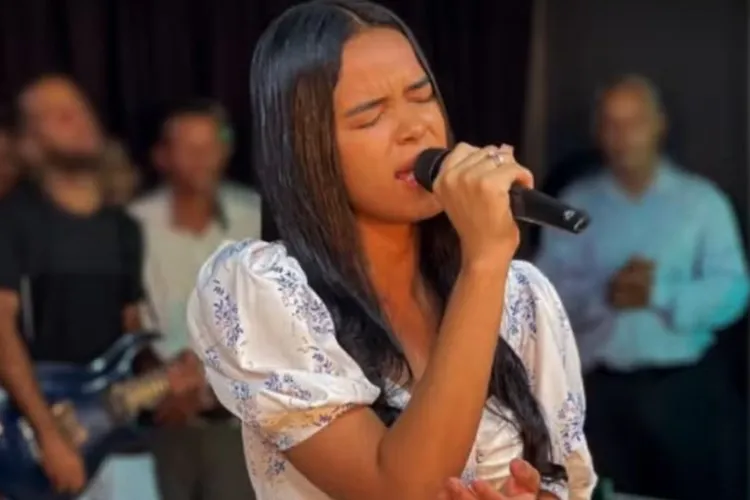 Cantora gospel de 18 anos morre após batida no sul da Bahia