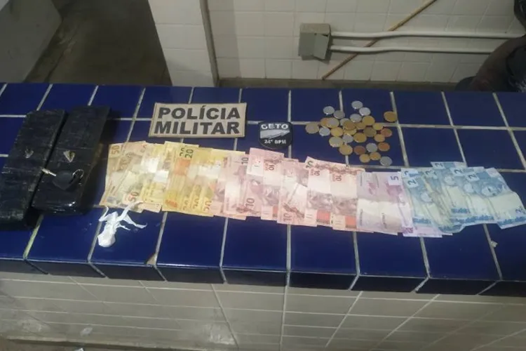 24º BPM prende homem de 26 anos com quase 2 kg de maconha dentro de carro em Brumado