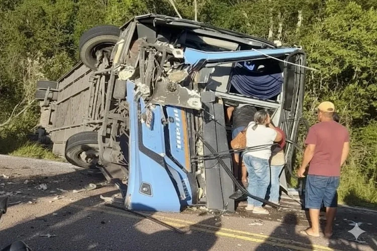 Grave acidente entre ônibus e caminhão é registrado entre Ituaçu e Barra da Estiva