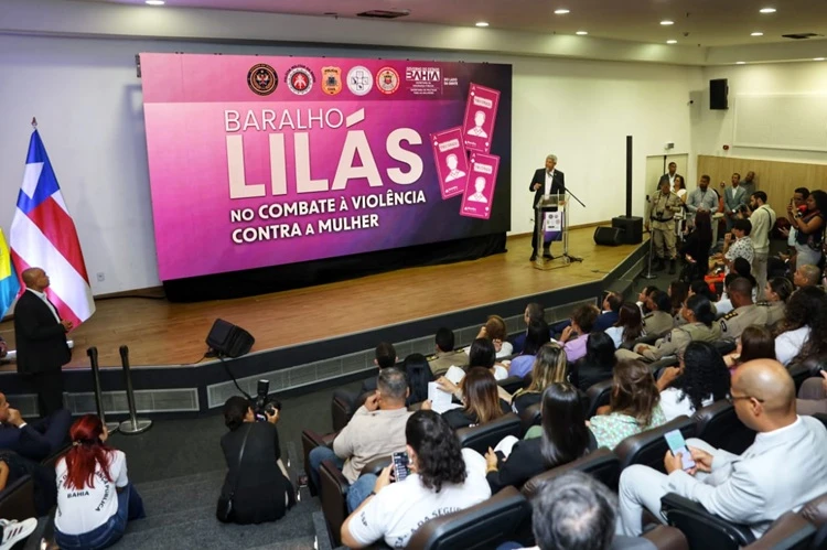 Governo da Bahia lança Baralho Lilás com 16 foragidos por crimes contra mulheres