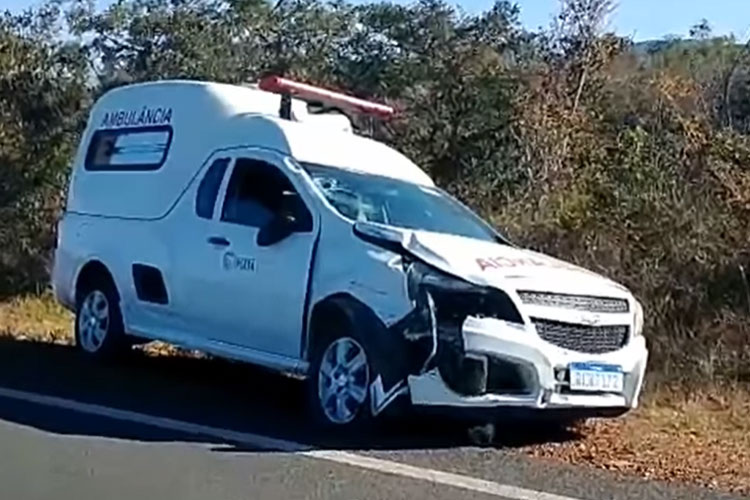 Acidente entre ambulância e motocicleta deixa um idoso morto na BA-148 em Piatã