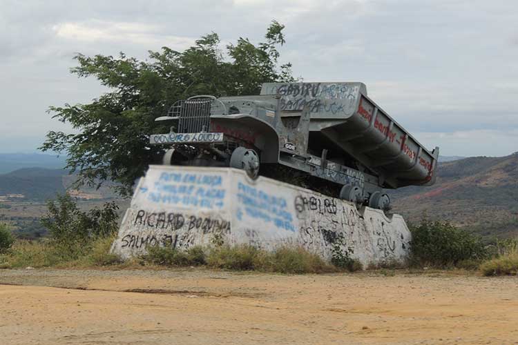 Prefeitura de Anagé revitaliza caçamba do exército na BA-262 e causa polêmica nas redes sociais