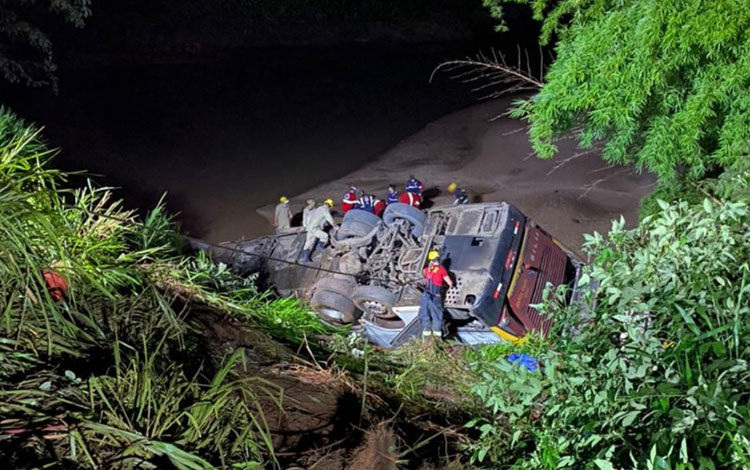 Queda de ônibus em ribanceira deixa 5 mortos em Goiás