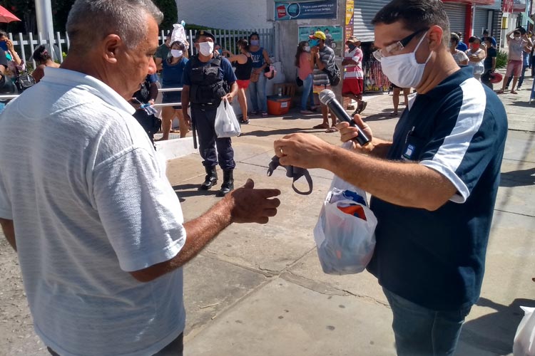 CDL realiza campanha de distribuição de máscaras para transeuntes nas ruas de Brumado