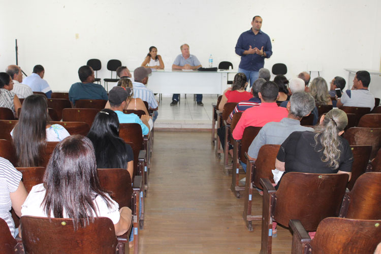 Brumado: Secretário de saúde passa por sabatina durante reunião do conselho rural