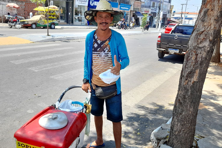 Termômetro no centro de Brumado registra 40°C e calor intenso ajuda a venda de picolé