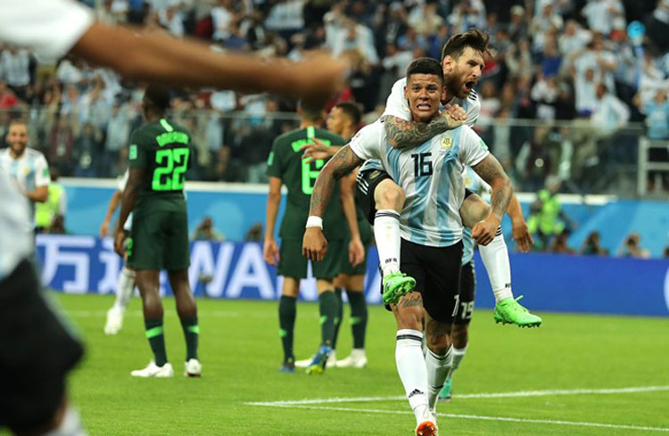 Argentina vence a Nigéria com gol no fim, passa e pega a França nas oitavas