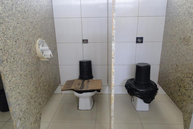Guanambi: Banheiro público da praça do Feijão está abandonado
