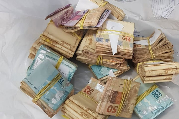 Motorista é detido em blitz com R$ 61 mil na cueca e em carro