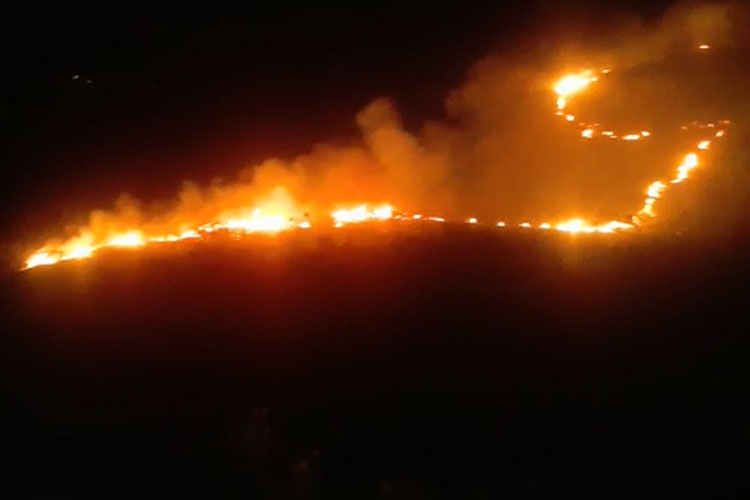Ituaçu: Incêndio queima Serra do Boqueirão e morador pede socorro ao governo do estado