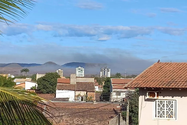 Incêndio que atinge área de vegetação em Barreiras chega ao terceiro dia