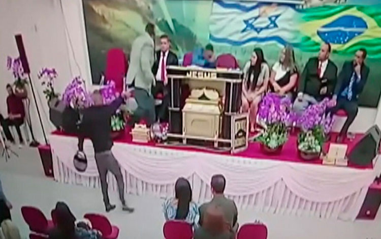 Pastor é baleado durante culto transmitido em rede social