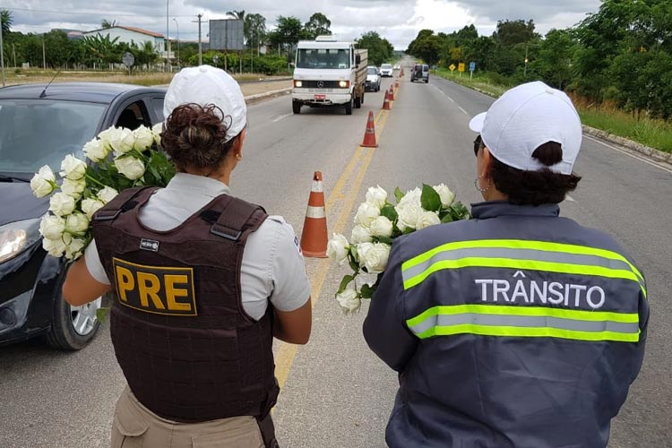 Distribuindo flores, PRE realiza blitz em homenagem às mulheres nas rodovias do sudoeste baiano