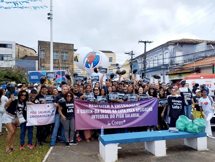 Profissionais de enfermagem da Bahia protestam pelo piso salarial no 2 de Julho