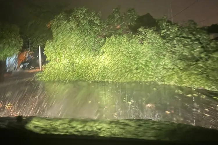 Temporal causa estragos em Guanambi neste domingo (21)