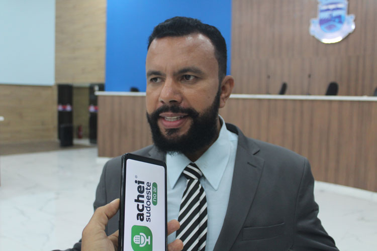 Beto Bonelly indica climatização da recepção e instalação de farmácia popular do Hospital de Brumado