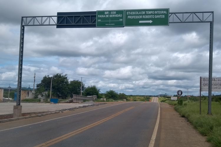Brumado: Prefeitura instala portais nas entradas de acesso à cidade identificando as escolas em tempo integral