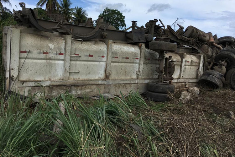 Caminhão com placa de Brumado tomba e parte da carroceria cai em rio em Santa Cruza da Vitória