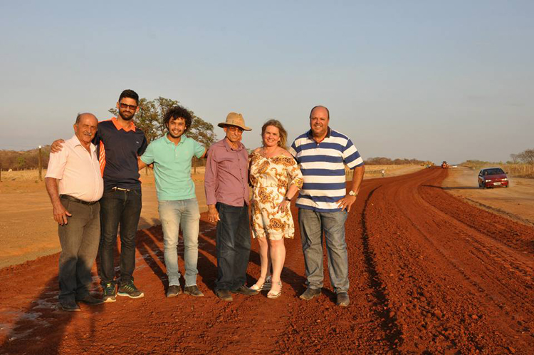 Deputada Ivana Bastos e comitiva visitam obras de pavimentação em Candiba