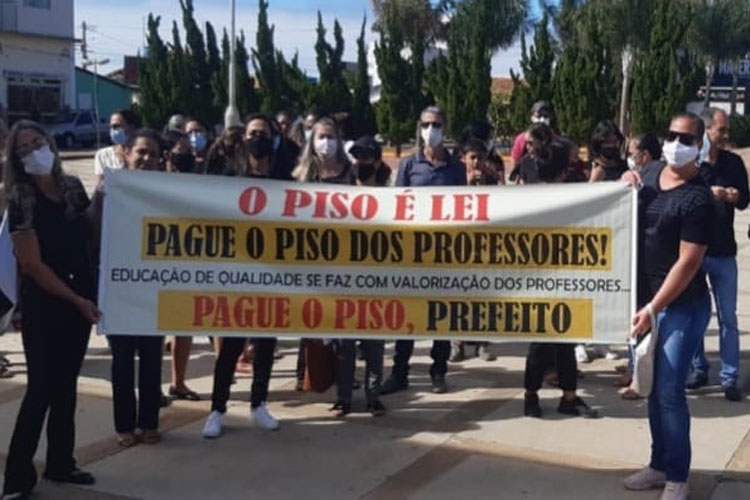 Professores de Licínio de Almeida cobram reajuste de 33,24%