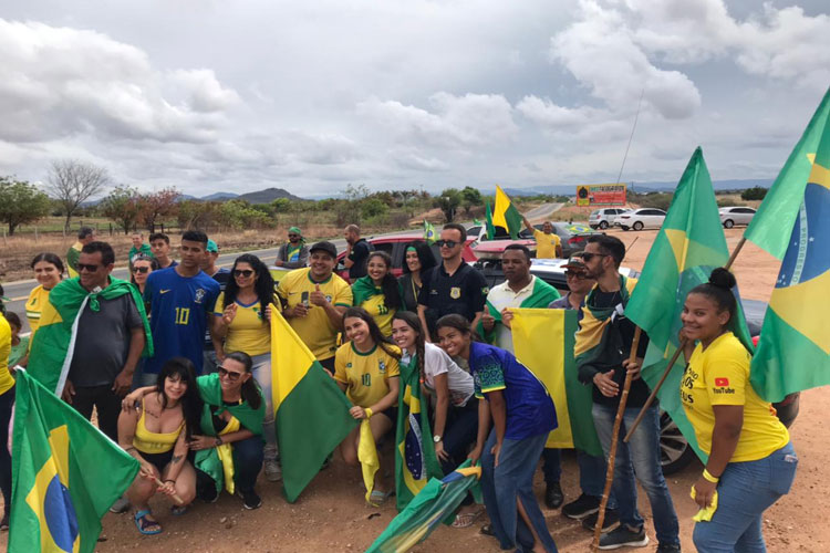 Polícia Militar impede que bolsonaristas fechem BR-030 em Guanambi