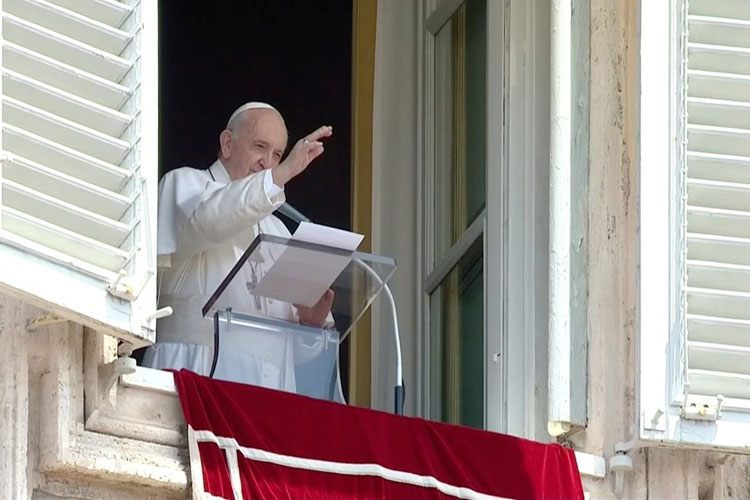 Cirurgia no intestino grosso do Papa Francisco é bem-sucedida, diz boletim de hospital de Roma