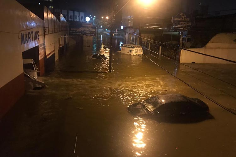 Temporal alaga ruas, arrasta carros e destrói praça em Vitória da Conquista