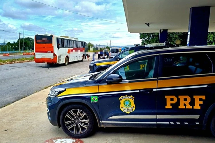 PRF flagra motorista com CNH provisória AB dirigindo ônibus em Vitória da Conquista