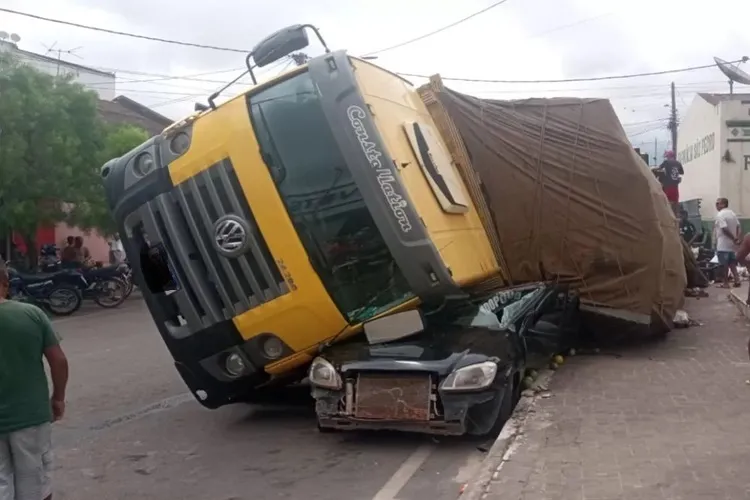 Caminhão carregado com maracujá tomba e destrói veículo no centro de Barra da Estiva