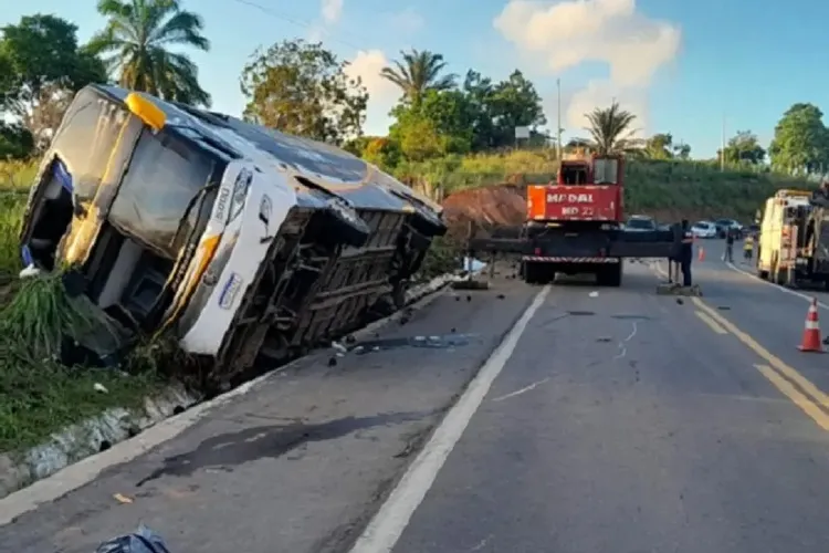Acidente com ônibus em Teixeira de Freitas deixa nove mortos e 22 feridos