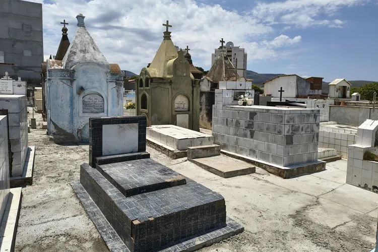 Prefeito convida população para reinauguração dos cemitérios em Brumado