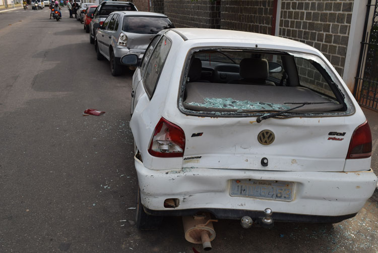 Viatura da polícia provoca acidente com engavetamento de três veículos em Brumado