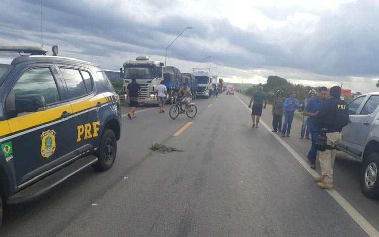 Vitória da Conquista: Batida entre carro, moto e carreta mata um e outro ferido na BR-116