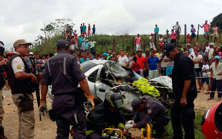 Colisão entre carro e ônibus deixa 3 irmãos mortos na Bahia