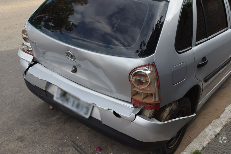 Viatura da polícia provoca acidente com engavetamento de três veículos em Brumado