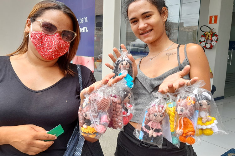 Desempregada pela pandemia dribla a crise vendendo chaveiros de crochê em Brumado