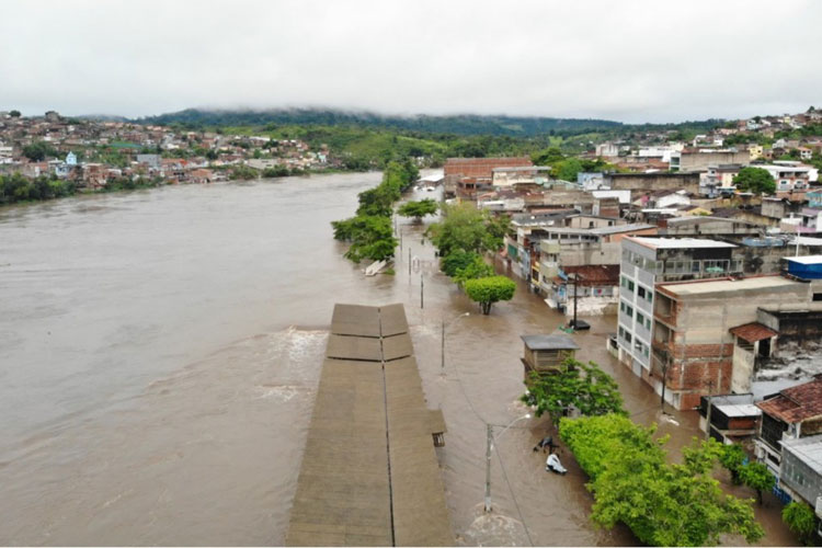 Governador da Bahia anuncia novas ações de auxílio a vítimas de enchentes