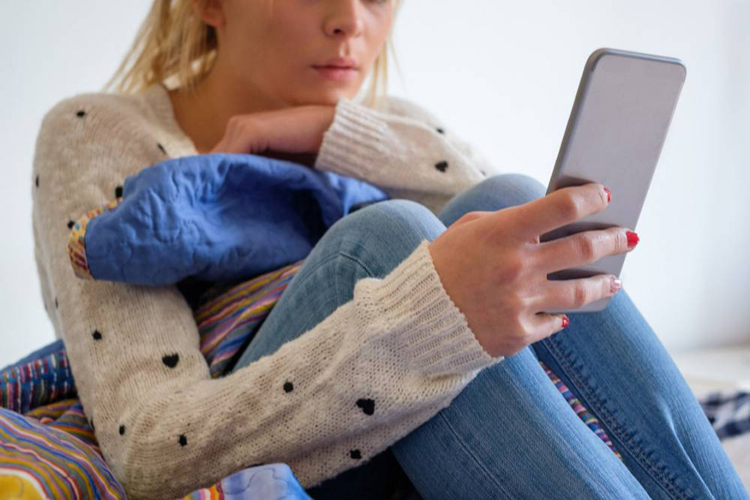 Mais de 5 horas no celular eleva o risco de depressão em mulheres