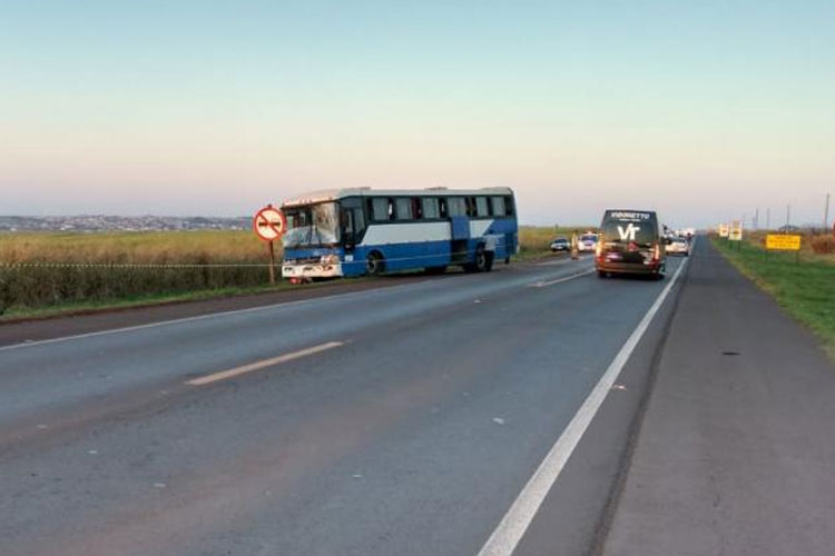 Ônibus de Caculé se envolve em acidente na BR-135 em Bocaiuva, o interior de Minas Gerais