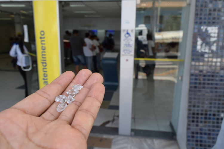Brumado: Sem dinheiro no caixa, cliente quebra porta da agência do Banco do Brasil