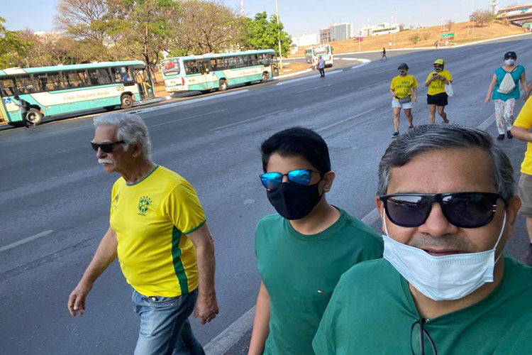 Sem máscara e com camisa do Brasil, prefeito de Brumado está em Brasília em apoio a Bolsonaro