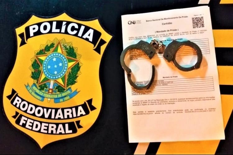 Homem é preso em ônibus após romper tornozeleira eletrônica e tentar fugir em Vitória da Conquista