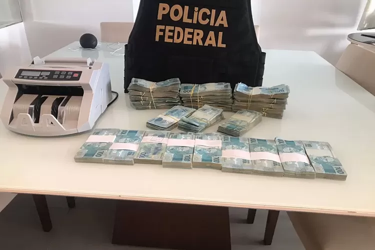 PF apreende R$ 270 mil com filho de desembargador suspeito de vender sentenças