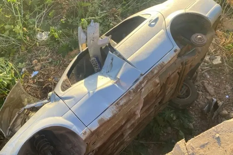 Carro despenca da ponte que liga os bairros Dr. Juracy e São Jorge em Brumado