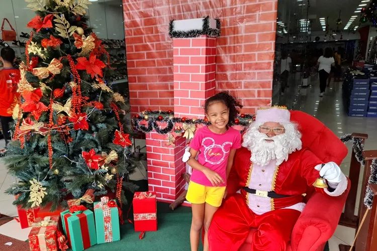 Consumidores animados com as compras de Natal no comércio de Brumado