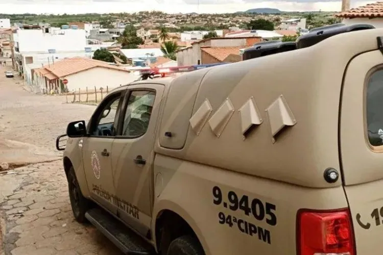 Homem com mandado em aberto por roubo é preso próximo a cemitério em Caetité