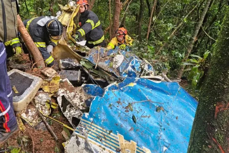 Avião de pequeno porte cai e deixa 2 mortos em São Paulo