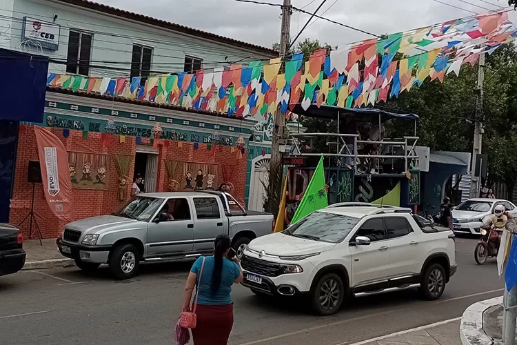 Brumado: CDL lança campanha de São João com moto, vale compras, forró itinerante e festa
