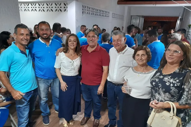 João Bonfim e esposa recepcionam tradicional Terno de Reis em Brumado