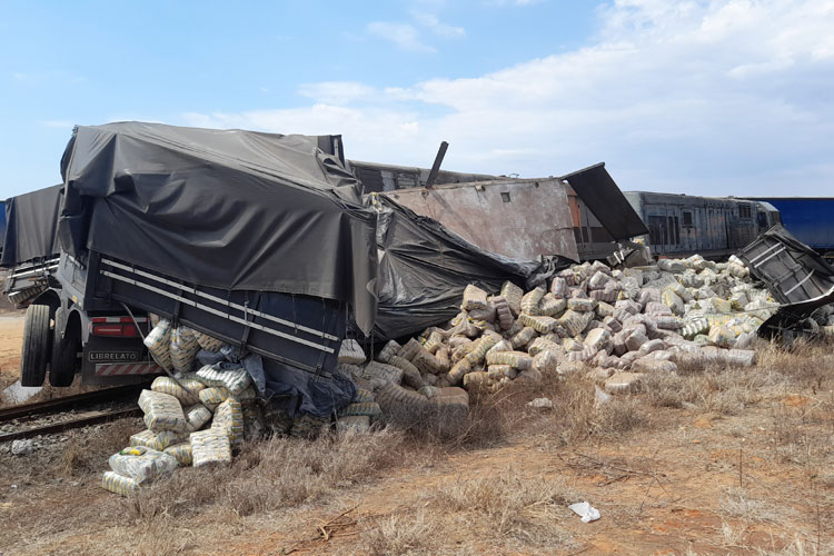 Carreta com 51 toneladas de arroz colide com locomotiva de trem na BR-030 em Brumado